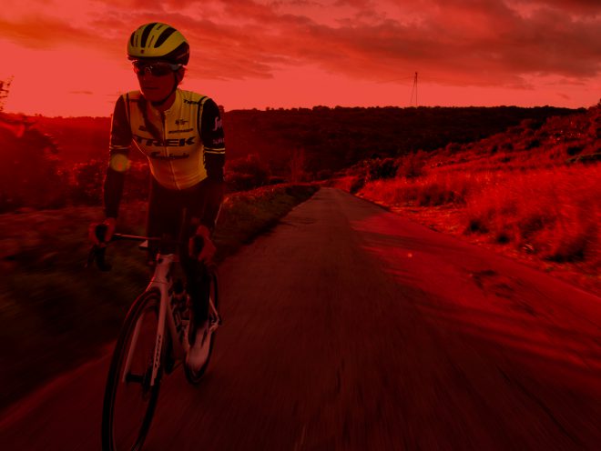 Mujer pedalendo en una ruta