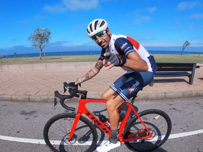 Ciclista hombre sobre su bici